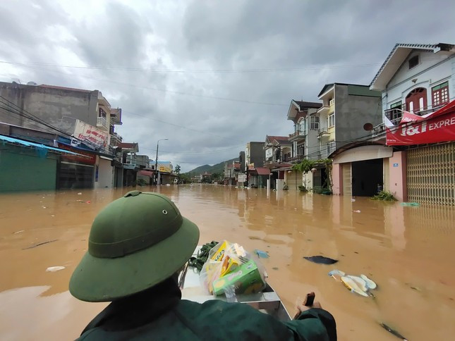 Chia sẻ với phóng viên báo Tiền Phong, lãnh đạo UBND tỉnh Bắc Giang cho hay, tỉnh Bắc Giang đã thành lập Ban Chỉ huy tiền phương để xử lý tình trạng ngập úng ở huyện Sơn Động và Lục Ngạn. Tỉnh Bắc Giang di chuyển gần 400 hộ dân ở vùng ngập úng ở huyện Sơn Động đến nơi an toàn. Chia sẻ với phóng viên báo Tiền Phong, lãnh đạo UBND tỉnh Bắc Giang cho hay, tỉnh Bắc Giang đã thành lập Ban Chỉ huy tiền phương để xử lý tình trạng ngập úng ở huyện Sơn Động và Lục Ngạn. Tỉnh Bắc Giang di chuyển gần 400 hộ dân ở vùng ngập úng ở huyện Sơn Động đến nơi an toàn.