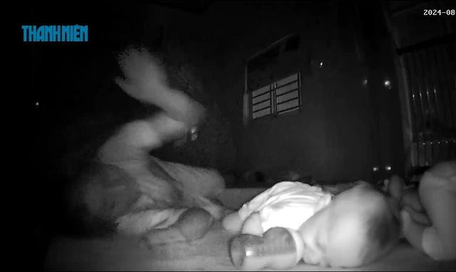 Khi căn phòng tắt đèn tối om, bà Cẩm thẳng tay bạo hành trẻ Khi căn phòng tắt đèn tối om, bà Cẩm thẳng tay bạo hành trẻ