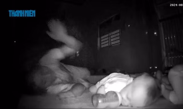 Khi căn phòng tắt đèn tối om, bà Cẩm thẳng tay bạo hành trẻ