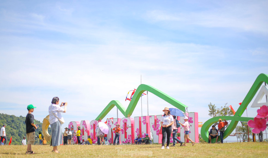 Ngày 31/8, đông đảo người dân và du khách dự khai mạc Ngày hội Du lịch thị xã Hoài Nhơn - Bình Định với chủ đề La Vuông – cao nguyên xanh vẫy gọi năm 2024. Ảnh: Trương Định.