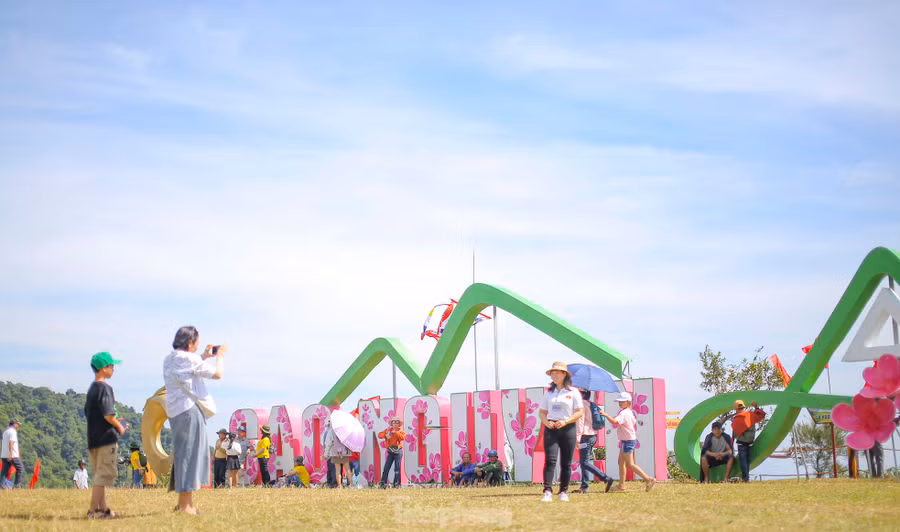 Ngày 31/8, đông đảo người dân và du khách dự khai mạc Ngày hội Du lịch thị xã Hoài Nhơn - Bình Định với chủ đề La Vuông – cao nguyên xanh vẫy gọi năm 2024. Ảnh: Trương Định.