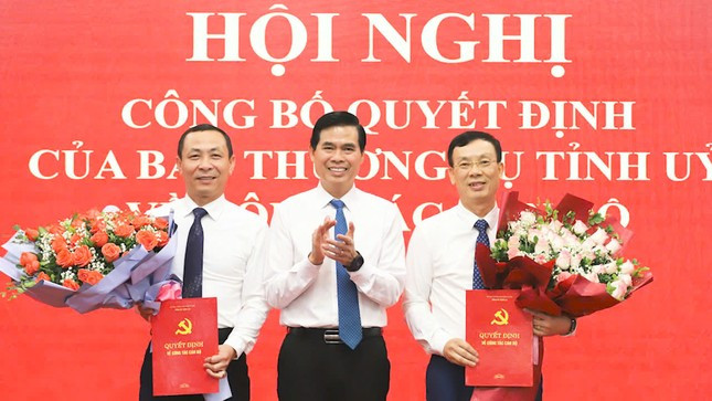 Bí thư Tỉnh ủy, Chủ tịch UBND tỉnh Sơn La Hoàng Quốc Khánh trao Quyết định cho ông Lê Hồng Long (bên phải) và ông Nguyễn Đức Thành (bên trái). Bí thư Tỉnh ủy, Chủ tịch UBND tỉnh Sơn La Hoàng Quốc Khánh trao Quyết định cho ông Lê Hồng Long (bên phải) và ông Nguyễn Đức Thành (bên trái).