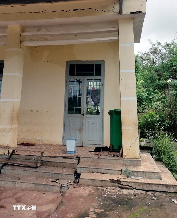 Trường tiểu học Lý Tự Trọng bị nứt, gãy do sạt lở vào tháng 8/2023. (Ảnh: TTXVN phát)