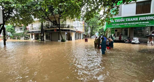 Nhiều tuyến phố tại TP.Lào Cai ngập trong biển nước