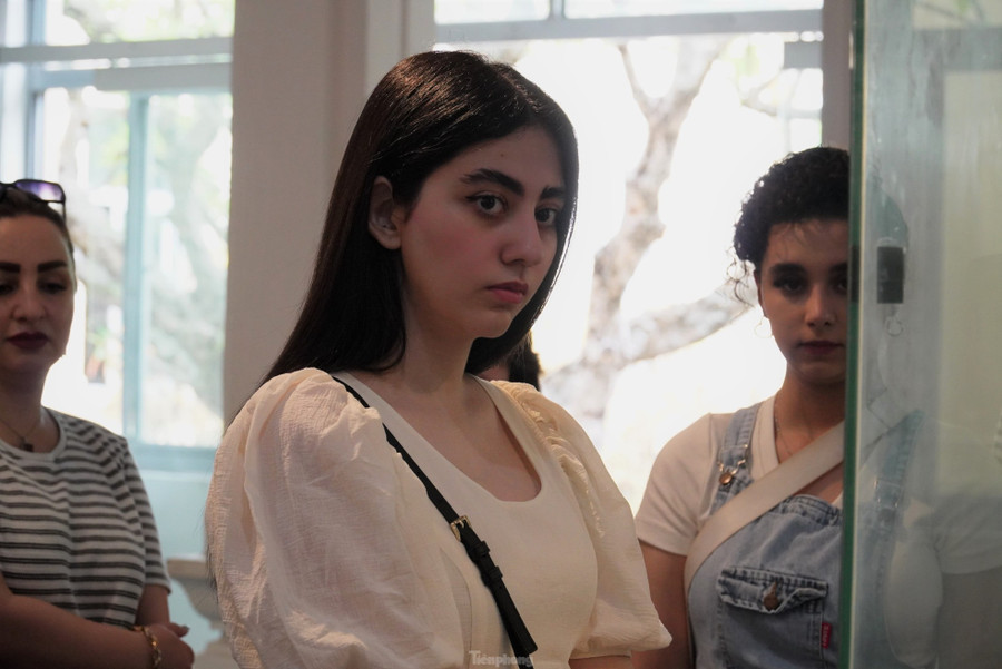 Yasna, du khách đến từ Iran chia sẻ rất ấn tượng với những hiện vật trong bảo tàng và ngưỡng mộ vì đã khai quật, lưu trữ được những cổ vật ngàn năm tuổi. Ảnh: Thanh Hiền. Yasna, du khách đến từ Iran chia sẻ rất ấn tượng với những hiện vật trong bảo tàng và ngưỡng mộ vì đã khai quật, lưu trữ được những cổ vật ngàn năm tuổi. Ảnh: Thanh Hiền.