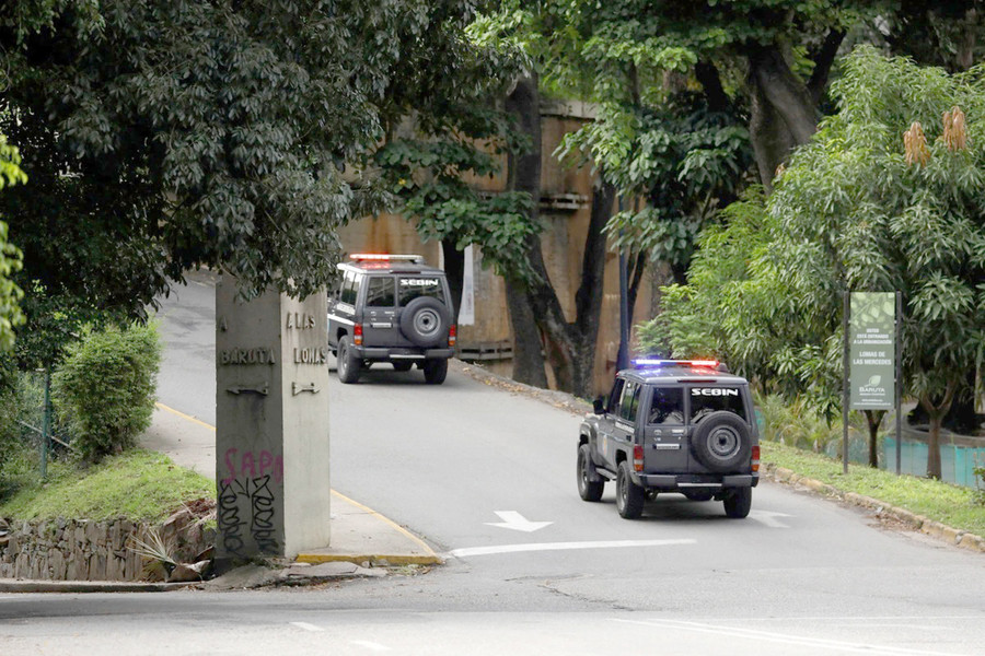 Lực lượng an ninh Venezuela bao vây Đại sứ quán Argentina ngày 7-9. Ảnh: REUTERS Lực lượng an ninh Venezuela bao vây Đại sứ quán Argentina ngày 7-9. Ảnh: REUTERS