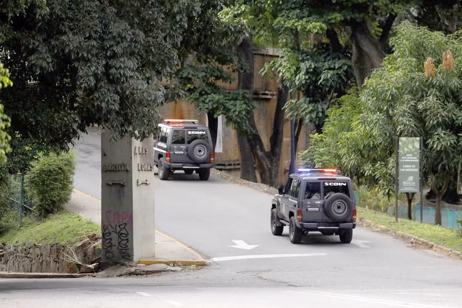 Lực lượng an ninh Venezuela bao vây Đại sứ quán Argentina ngày 7-9. Ảnh: REUTERS Lực lượng an ninh Venezuela bao vây Đại sứ quán Argentina ngày 7-9. Ảnh: REUTERS
