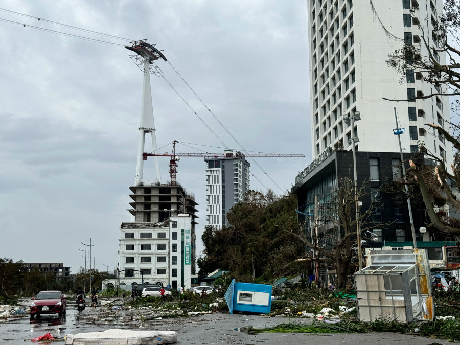 Khắp nơi đổ vỡ ngổn ngang, việc đi lại của người dân đang rất khó khăn Khắp nơi đổ vỡ ngổn ngang, việc đi lại của người dân đang rất khó khăn