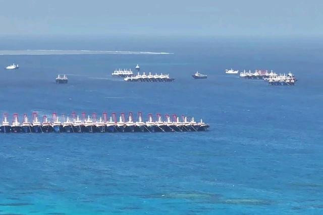 Ảnh được Lực lượng Tuần duyên Philippines công bố ngày 3.12.2023 cho thấy các tàu Trung Quốc tập trung tại đá Ba Đầu trong quần đảo Trường Sa Ảnh được Lực lượng Tuần duyên Philippines công bố ngày 3.12.2023 cho thấy các tàu Trung Quốc tập trung tại đá Ba Đầu trong quần đảo Trường Sa