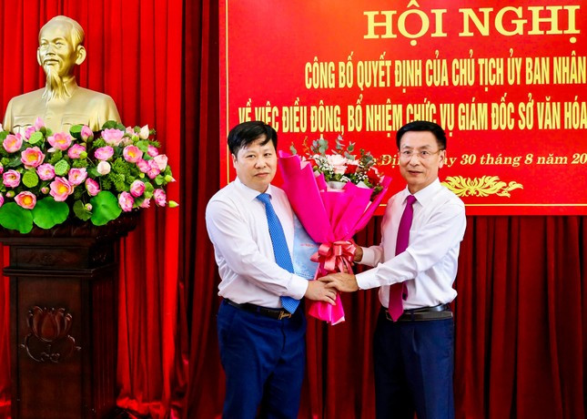 Chủ tịch UBND tỉnh Nam Định Phạm Đình Nghị trao quyết định cho tân Giám đốc Sở Văn hóa, Thể thao và Du lịch Vũ Đức Thọ. Ảnh: Vietnamnet Chủ tịch UBND tỉnh Nam Định Phạm Đình Nghị trao quyết định cho tân Giám đốc Sở Văn hóa, Thể thao và Du lịch Vũ Đức Thọ. Ảnh: Vietnamnet