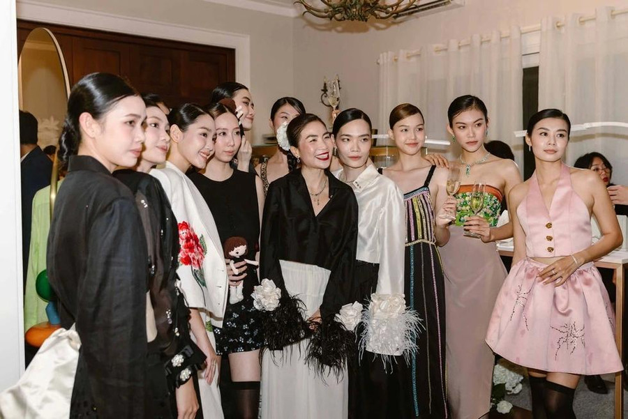 Dàn người đẹp góp mặt trong show diễn của Anna Võ Dàn người đẹp góp mặt trong show diễn của Anna Võ