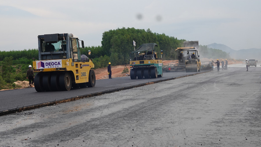 Thảm nhựa những km đầu tiên của cao tốc Quảng Ngãi - Hoài Nhơn. Theo kế hoạch, trong năm 2024 tuyến cao tốc này sẽ thảm nhựa khoảng 10km Thảm nhựa những km đầu tiên của cao tốc Quảng Ngãi - Hoài Nhơn. Theo kế hoạch, trong năm 2024 tuyến cao tốc này sẽ thảm nhựa khoảng 10km