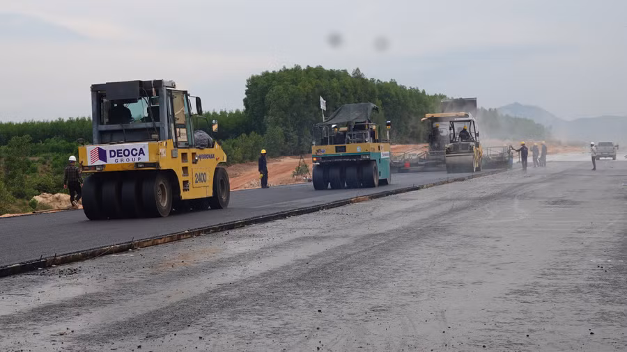 Thảm nhựa những km đầu tiên của cao tốc Quảng Ngãi - Hoài Nhơn. Theo kế hoạch, trong năm 2024 tuyến cao tốc này sẽ thảm nhựa khoảng 10km