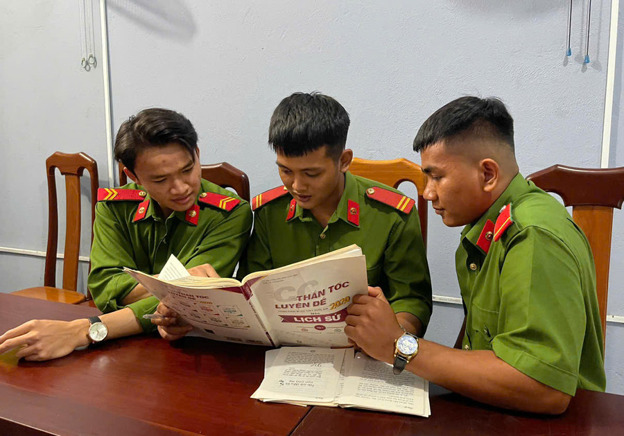 Các chiến sĩ nghĩa vụ tích cực ôn luyện để thi tuyển vào Công an chính quy. Ảnh: Vũ Chi Các chiến sĩ nghĩa vụ tích cực ôn luyện để thi tuyển vào Công an chính quy. Ảnh: Vũ Chi