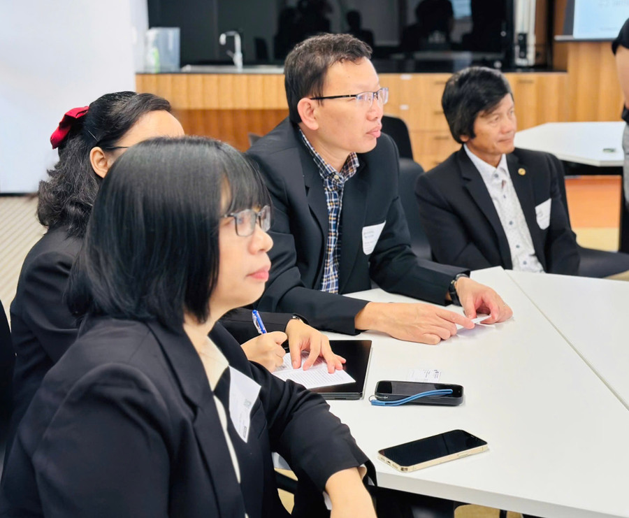 Các thành viên đoàn công tác của tỉnh Gia Lai lắng nghe đại diện Tổ chức Nghiên cứu khoa học và Công nghiệp Australia (CSIRO) giới thiệu về phương pháp canh tác rau quả nhiệt đới. Ảnh: Anh Tuấn Các thành viên đoàn công tác của tỉnh Gia Lai lắng nghe đại diện Tổ chức Nghiên cứu khoa học và Công nghiệp Australia (CSIRO) giới thiệu về phương pháp canh tác rau quả nhiệt đới. Ảnh: Anh Tuấn