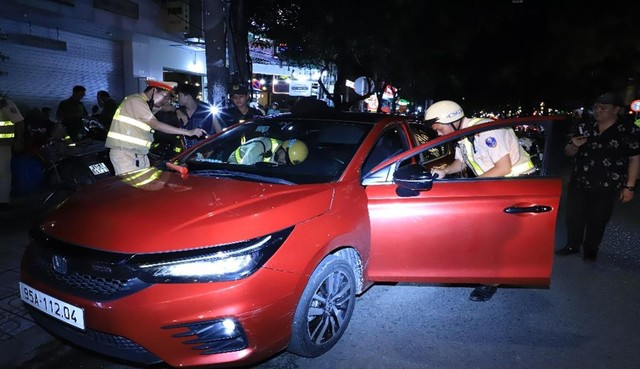 Công an kiểm tra phương tiện Công an kiểm tra phương tiện