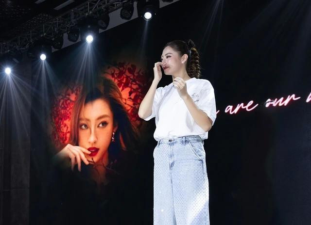 Lương Thùy Linh bật khóc cảm ơn vì tình cảm của người hâm mộ dành cho cô suốt 5 năm qua