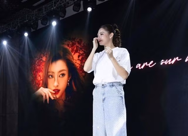 Lương Thùy Linh bật khóc cảm ơn vì tình cảm của người hâm mộ dành cho cô suốt 5 năm qua