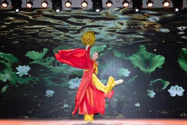 Lương Thùy Linh trình diễn lại tiết mục múa mâm vàng