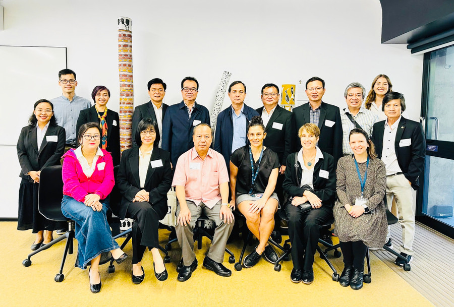 Đoàn công tác của tỉnh Gia Lai chụp hình lưu niệm cùng các thành viên Tổ chức Nghiên cứu khoa học và Công nghiệp Australia (CSIRO). Ảnh: Anh Tuấn Đoàn công tác của tỉnh Gia Lai chụp hình lưu niệm cùng các thành viên Tổ chức Nghiên cứu khoa học và Công nghiệp Australia (CSIRO). Ảnh: Anh Tuấn