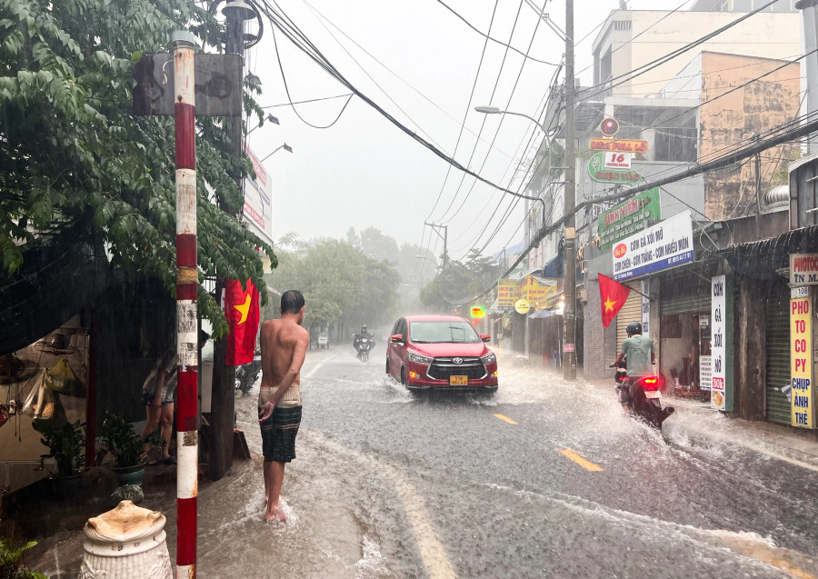 Nước từ dốc cao ở đường Chương Dương (TP.Thủ Đức) chảy xiết. Nước từ dốc cao ở đường Chương Dương (TP.Thủ Đức) chảy xiết.