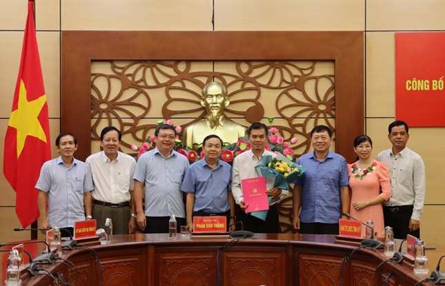 Ông Phan Văn Thắng - Phó Bí thư Thường trực Tỉnh ủy, Chủ tịch HĐND tỉnh Đồng Tháp (thứ tư từ trái sang) trao quyết định bổ nhiệm cán bộ. Ảnh: Ánh Nguyệt Ông Phan Văn Thắng - Phó Bí thư Thường trực Tỉnh ủy, Chủ tịch HĐND tỉnh Đồng Tháp (thứ tư từ trái sang) trao quyết định bổ nhiệm cán bộ. Ảnh: Ánh Nguyệt