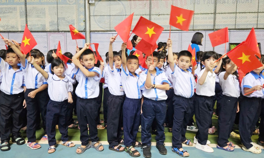 Các em học sinh lớp 1A1 Trường Tiểu học, THCS và THPT Sao Việt, phấn khởi trong ngày khai giảng năm học mới. Ảnh: Ngọc Duy Các em học sinh lớp 1A1 Trường Tiểu học, THCS và THPT Sao Việt, phấn khởi trong ngày khai giảng năm học mới. Ảnh: Ngọc Duy