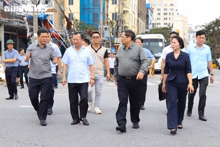 Thủ tướng Phạm Minh Chính, Bộ trưởng Công Thương Nguyễn Hồng Diên, Chủ tịch UBND tỉnh Quảng Ninh Cao Tường Huy và đoàn công tác đi kiểm tra tình hình thiệt hại tại Quảng Ninh.