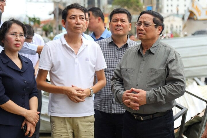 Thủ tướng trực tiếp tới thăm một cơ sở kinh doanh bị ảnh hưởng của bão số 3 tại đường Hoàng Quốc Việt, phường Bãi Cháy, TP Hạ Long, Quảng Ninh. Thủ tướng trực tiếp tới thăm một cơ sở kinh doanh bị ảnh hưởng của bão số 3 tại đường Hoàng Quốc Việt, phường Bãi Cháy, TP Hạ Long, Quảng Ninh.