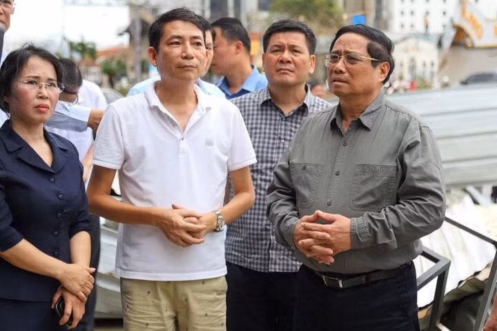 Thủ tướng trực tiếp tới thăm một cơ sở kinh doanh bị ảnh hưởng của bão số 3 tại đường Hoàng Quốc Việt, phường Bãi Cháy, TP Hạ Long, Quảng Ninh.