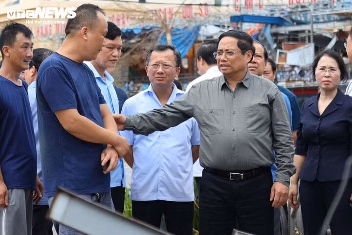 Thủ tướng thăm hỏi, động viên người dân trên địa bàn TP Hạ Long, Quảng Ninh.