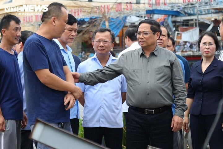 Thủ tướng thăm hỏi, động viên người dân trên địa bàn TP Hạ Long, Quảng Ninh. Thủ tướng thăm hỏi, động viên người dân trên địa bàn TP Hạ Long, Quảng Ninh.