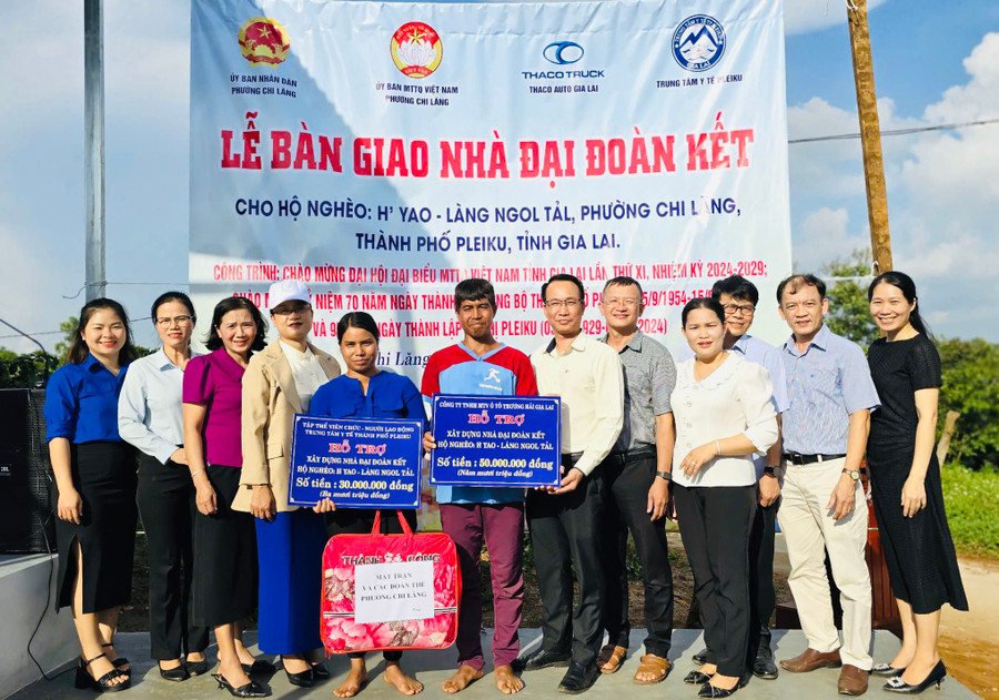 Quang cảnh Lễ bàn giao nhà đại đoàn kết cho hộ nghèo ở làng Ngol Tảh, phường Chi Lăng thành phố Pleiku. Ảnh: Thanh Nhật