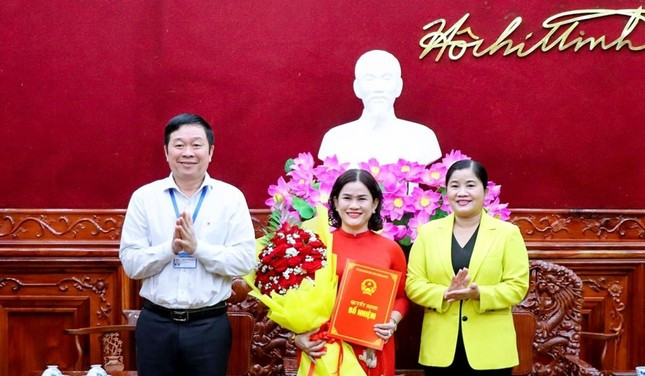 Bà Huỳnh Thị Bé Năm nhận quyết định bổ nhiệm Bà Huỳnh Thị Bé Năm nhận quyết định bổ nhiệm
