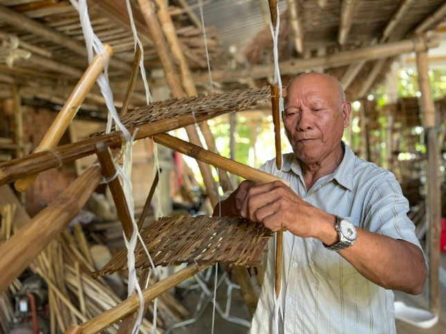 Ông Mai Văn Quýt - một trong những người cuối cùng ở Quảng Ngãi còn giữ được kỹ thuật làm bờ xe nước. Ảnh: Nguyễn Ngọc