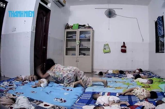 Bé Nghĩa đang trườn chơi thì bị bà Tuyền lao tới tát mạnh vào giữa mặt Bé Nghĩa đang trườn chơi thì bị bà Tuyền lao tới tát mạnh vào giữa mặt