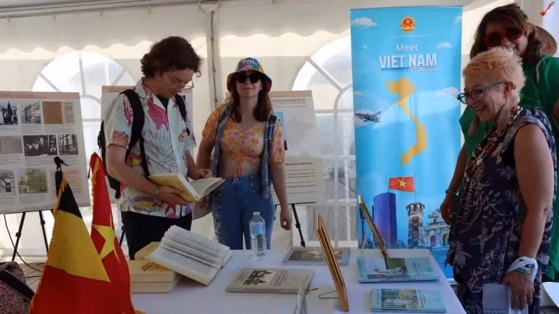 Du khách quan tâm tới cuốn sách của Tổng Bí thư Nguyễn Phú Trọng viết về chủ nghĩa xã hội. Ảnh: Hương Giang/Nguồn TTXVN