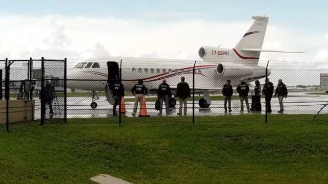 Chuyên cơ Dassault Falcon 900EX của Tổng thống Venezuela tại Sân bay Fort Lauderdale (Florida) vào sáng 2-9. Ảnh: CNN