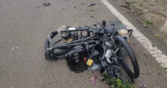 2 người đi trên xe máy tử vong, xe máy bốc cháy trơ khung