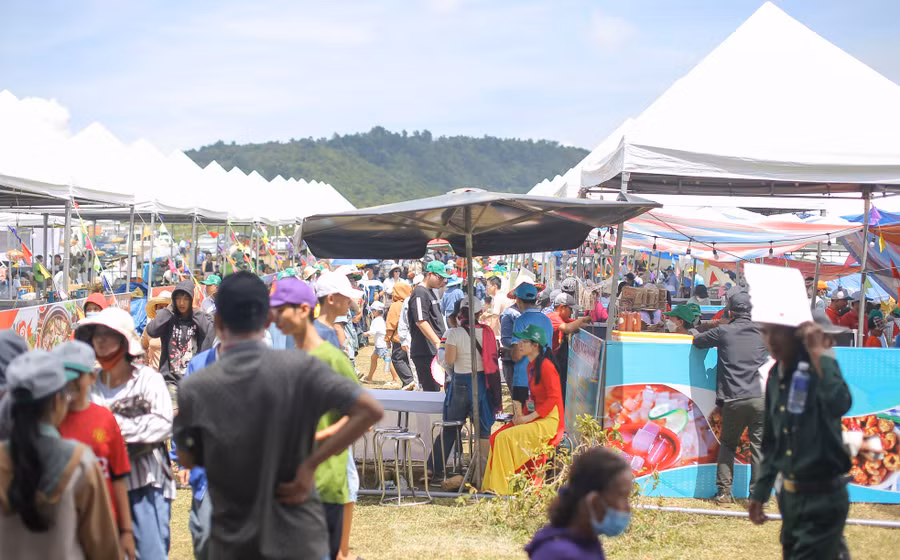 "Biển người" chen chân tại các khu trưng bày sản phẩm Ocop, ẩm thực. Ảnh: Trương Định