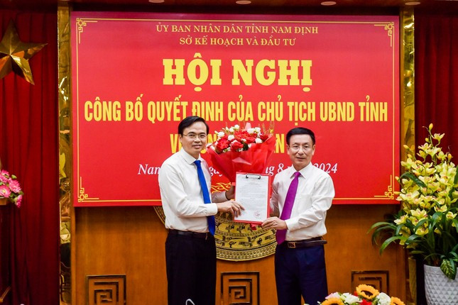 Chủ tịch UBND tỉnh Nam Định Phạm Đình Nghị trao quyết định cho Phó Giám đốc Sở Kế hoạch và Đầu tư Phạm Văn Long. Ảnh: Vietnamnet Chủ tịch UBND tỉnh Nam Định Phạm Đình Nghị trao quyết định cho Phó Giám đốc Sở Kế hoạch và Đầu tư Phạm Văn Long. Ảnh: Vietnamnet