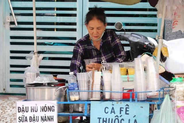 Nhiều tiểu thương đã gắn bó với chợ Bà Hoa hơn nửa đời người Nhiều tiểu thương đã gắn bó với chợ Bà Hoa hơn nửa đời người