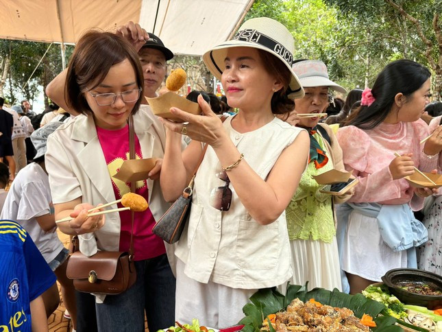 Sáng 3/9, Ban quản lý chợ phiên Măng Đen cho biết, hội thi ẩm thực chợ phiên đã nhận được sự hưởng ứng đông đảo của hàng ngàn du khách. Đây là dịp để giới thiệu văn hóa, ẩm thực của đồng bào dân tộc thiểu số (DTTS) tại vùng đất Măng Đen. Sáng 3/9, Ban quản lý chợ phiên Măng Đen cho biết, hội thi ẩm thực chợ phiên đã nhận được sự hưởng ứng đông đảo của hàng ngàn du khách. Đây là dịp để giới thiệu văn hóa, ẩm thực của đồng bào dân tộc thiểu số (DTTS) tại vùng đất Măng Đen.