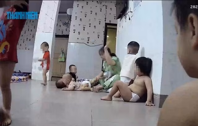 Bà Cẩm kéo chân, đánh đập trẻ tàn nhẫn