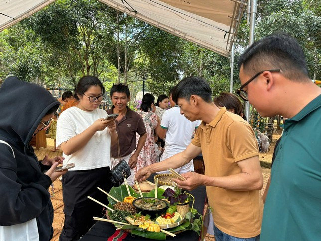 Anh Hà Văn Hùng (trú TP. Quy Nhơn, tỉnh Bình Định) cho biết rất ấn tượng với cách bày trí bắt mắt, độc đáo của các món ăn tại hội thi. Các món ăn được chế biến rất ngon, lạ miệng. Anh Hà Văn Hùng (trú TP. Quy Nhơn, tỉnh Bình Định) cho biết rất ấn tượng với cách bày trí bắt mắt, độc đáo của các món ăn tại hội thi. Các món ăn được chế biến rất ngon, lạ miệng.