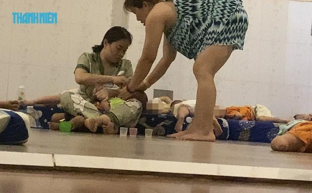 Bà Cẩm và bà Loan bóp mũi, bóp miệng nhét thuốc bé trai Bà Cẩm và bà Loan bóp mũi, bóp miệng nhét thuốc bé trai