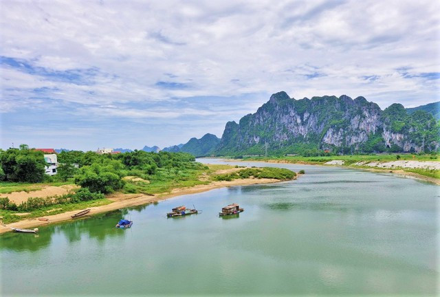 Một đoạn sông Gianh nơi có rừng rong Một đoạn sông Gianh nơi có rừng rong
