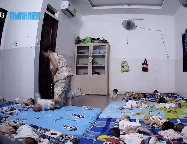 Bà Tuyền xách một tay, ném mạnh em bé (6 - 7 tháng tuổi) từ trên cao xuống