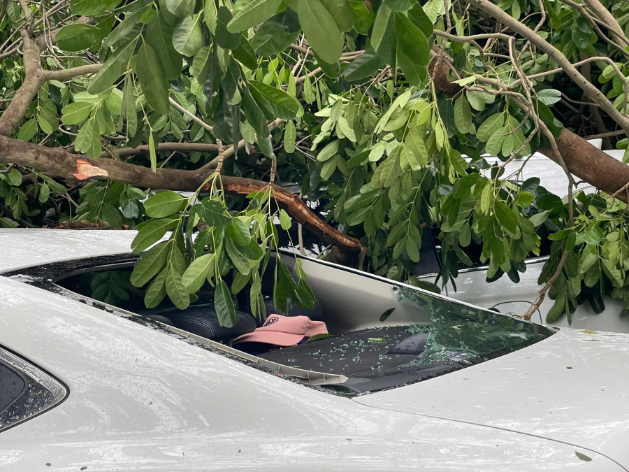 Nhiều chiếc xe bị ép vỡ toàn bộ cửa kính Nhiều chiếc xe bị ép vỡ toàn bộ cửa kính