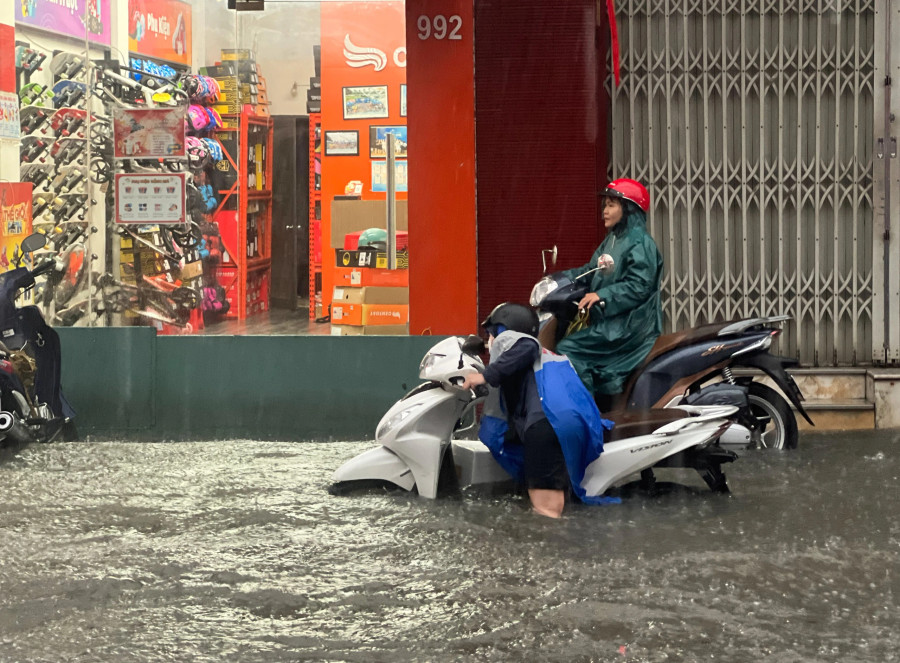 Nước ngập sâu đến quá đầu gối khiến nhiều người bất lực không thể tiếp tục di chuyển. Nước ngập sâu đến quá đầu gối khiến nhiều người bất lực không thể tiếp tục di chuyển.